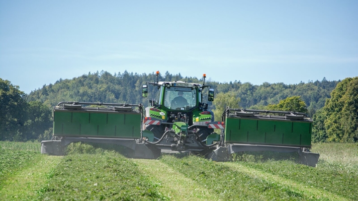 Amplia distribución mediante un tractor Fendt Vario con combinación de segadora Slicer