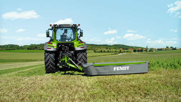 Fendt Slicer ISL trabajando enganchada en un tractor Fendt verde.