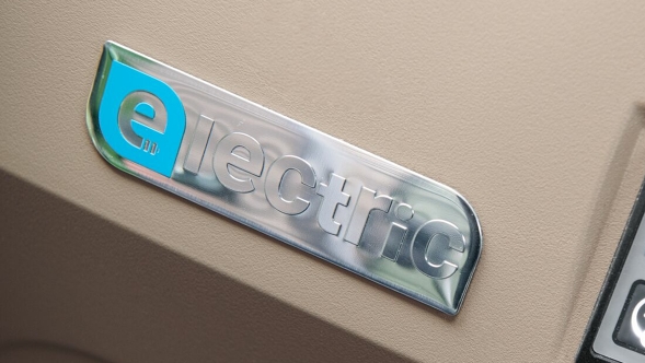 Vista de una plaqueta metálica «electric» en el interior de una cabina Fendt