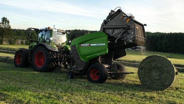 Una combinación de tractor Fendt con una Fendt Rotana 160 V Xtra en la prueba práctica, en el campo empacando balas redondas