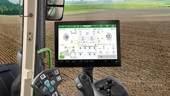 Vista de una pantalla FendtONE onboard en la cabina del tractor