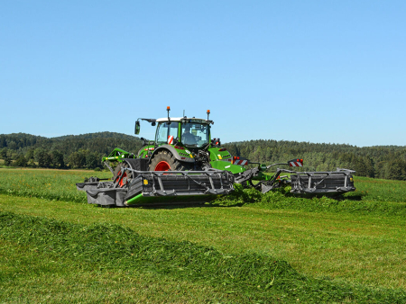 Fendt traktori niittämässä Fendt Slicer niittokoneella