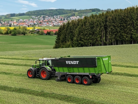 Fendt traktori pellolla Tigo noukinvaunun kanssa