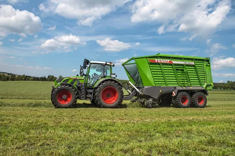 Tracteur Fendt avec Fendt Tigo dans le champ