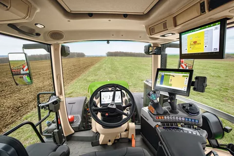 Vue de la cabine du Fendt 1000 Vario avec le terminal FendtONE