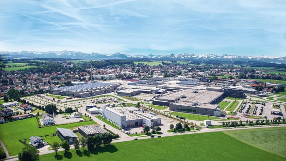 Vue aérienne de l’usine Fendt à Marktoberdorf avec les Alpes de l’Allgäu en arrière-plan