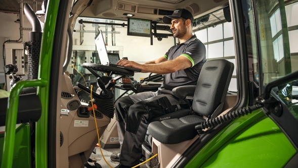 Un professionnell Fendt sur le tracteur Fendt dans l’atelier et fait passer un test FENDIAS