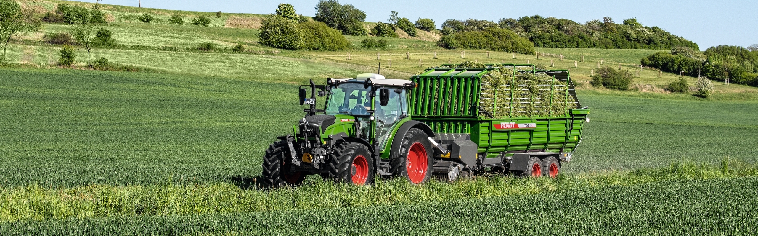 Fendt Vario 200 dans une prairie avec un Fendt Tigo chargé.