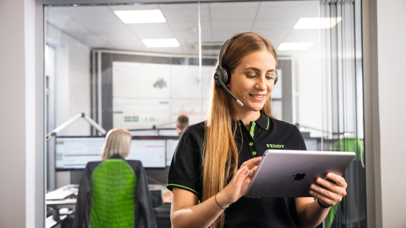 Aperçu du bureau du personnel de service à distance de Fendt devant des écrans d’ordinateur