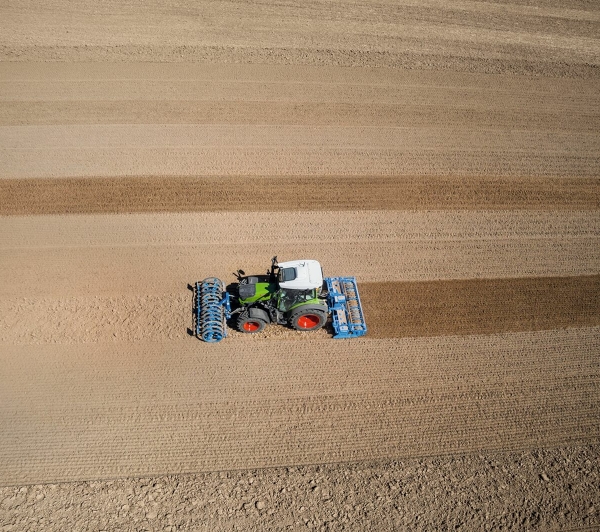 Fendt 200 Vario dans le champ, vu du ciel