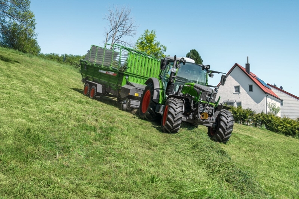 Fendt 200 Vario avec Fendt Tigo dans une prairie