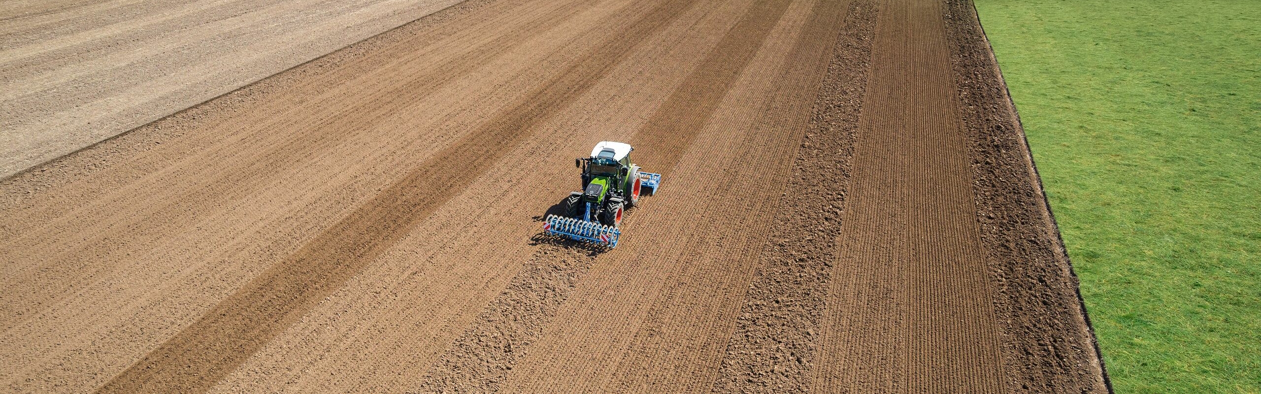 Le Fendt 200 Vario vu d’en haut dans un champ