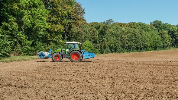 utilisation du Fendt 200 Vario dans un champ