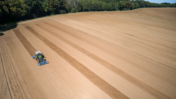 Représentation graphique de l'utilisation du terminal tactile 12" dans la cabine du Fendt 200 Vario lors du travail dans un champ.