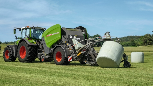 La combinaison d’enrubannage Fendt Rotana 130 F Combi dans un champ montre à quelle vitesse elle peut presser et enrubanner une balle