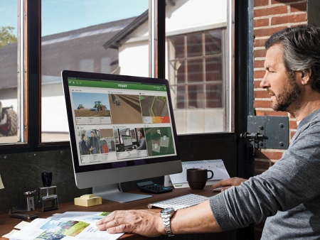 Un agriculteur assis devant son PC à Task Doc