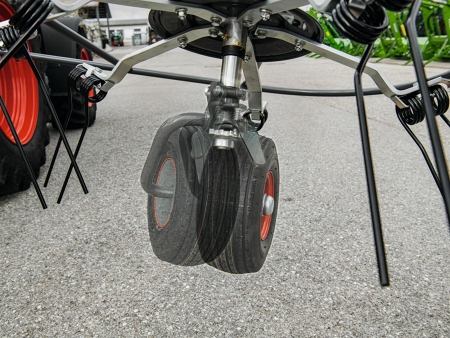 Fendt Twister avec mise en oblique mécanique de série.