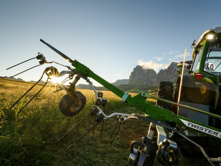 La Fendt Twister attelée sur un tracteur Fendt.