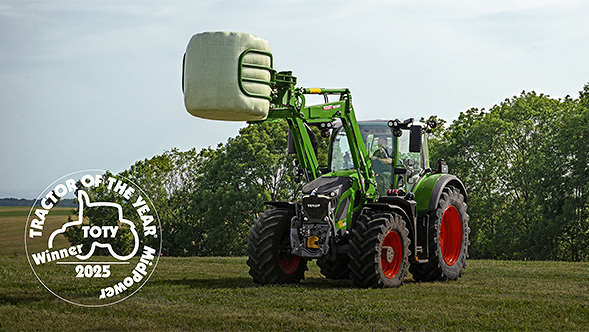 Le Fendt 600 Vario en action dans les champs avec, en surimpression, le prix du MidPower Tractor of the Year 2025.