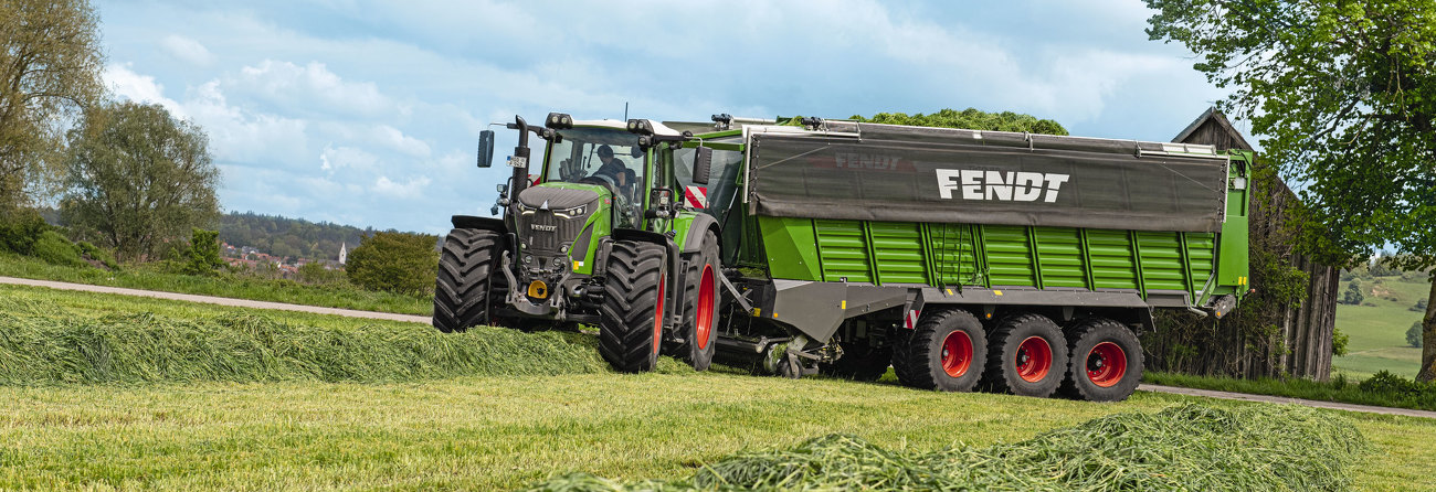 Fendt Tigo rendfelszedő pótkocsi egy Fendt 900 Vario traktorral a szenázs berakodásakor egy táblán.