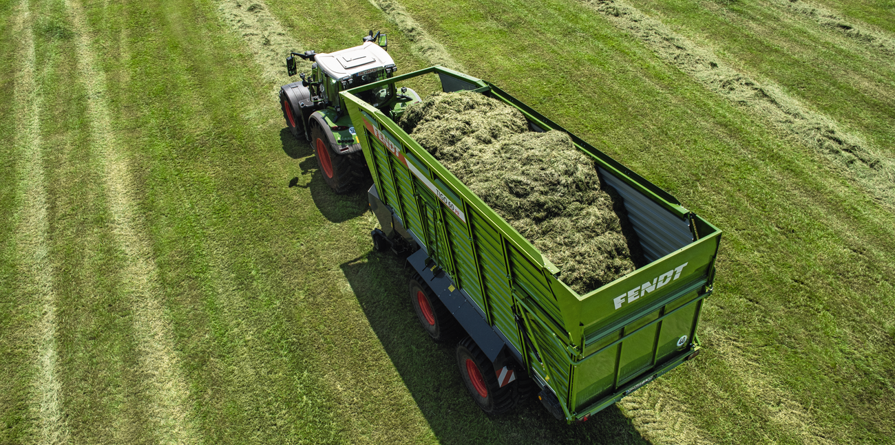 Fendt Tigo rendfelszedő pótkocsi egy Fendt 700 Vario traktorral madártávlatból egy táblán