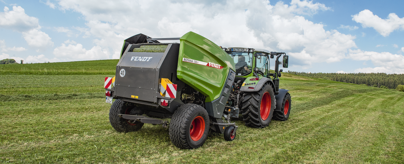 Fendt Rotana 130 F bálázás a réten