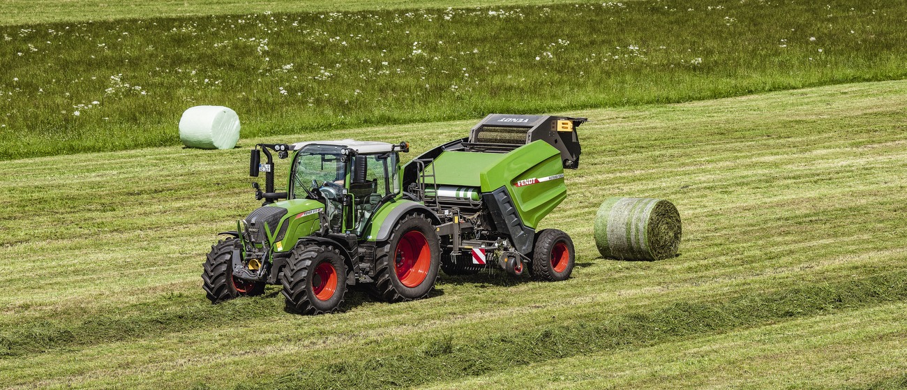 Fendt 300 Vario bálázási alkalmazás közben egy Fendt Rotana 130 F Xtra-val