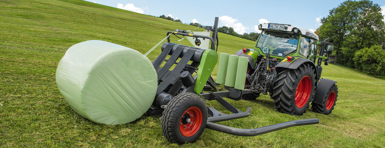 Fendt Rollector 130 működés közben füves területen