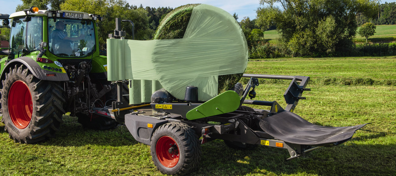 Fendt Rollector hengerbála csomagoló füves területen