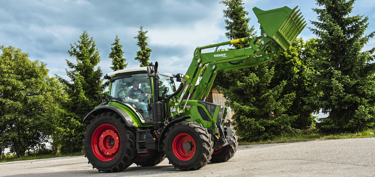 Fendt 300 Vario Fendt Cargo homlokrakodóval és kanállal