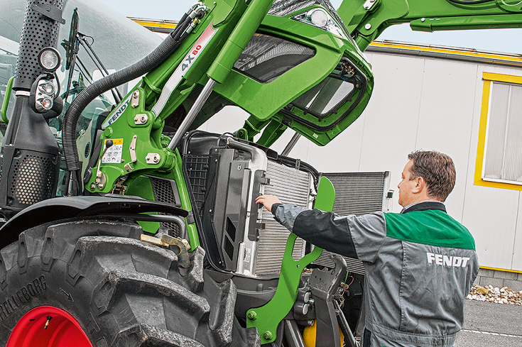 Fendt Cargo homlokrakodó, karbantartás a traktor motorján