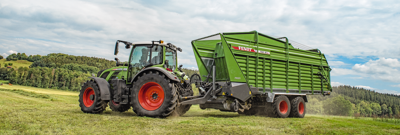 Fendt Tigo MS rendfelszedőkocsi Fendt 500 Vario Traktorral a mezőn