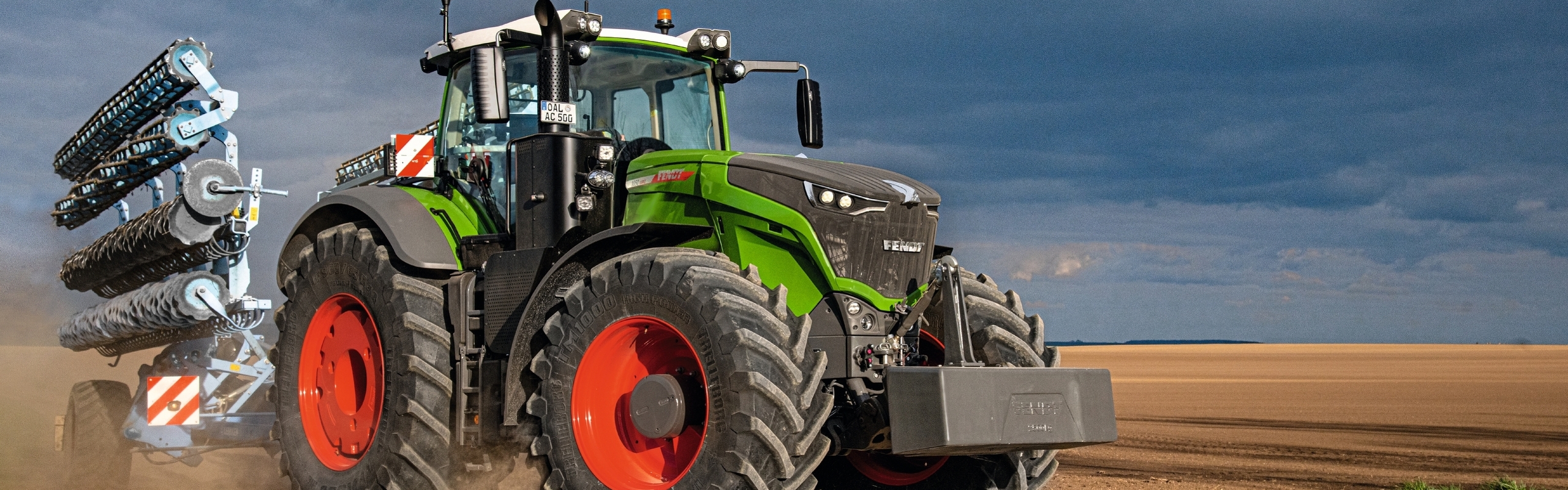 A Fendt 1000 Vario - Nagyteljesítményű traktor a szántóföldön és közúton egyaránt használható. Fedezze fel nagyteljesítményű modellünk összes kiemelkedő tulajdonságát!