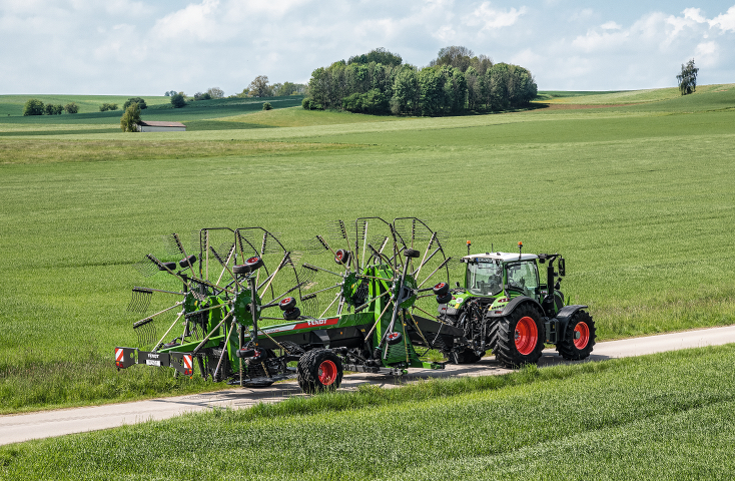 Fendt Former négyrotoros rendképző szállítás közben