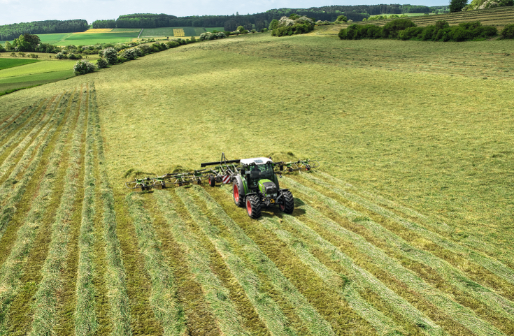 Fendt Twister szénaterítő szállító alvázzal kiemelt pozícióban