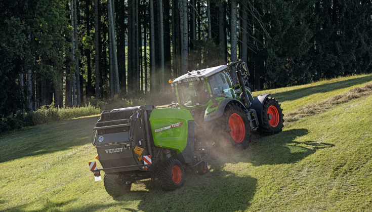 Fendt Rotana 180 V a lejtőn az erdő szélén