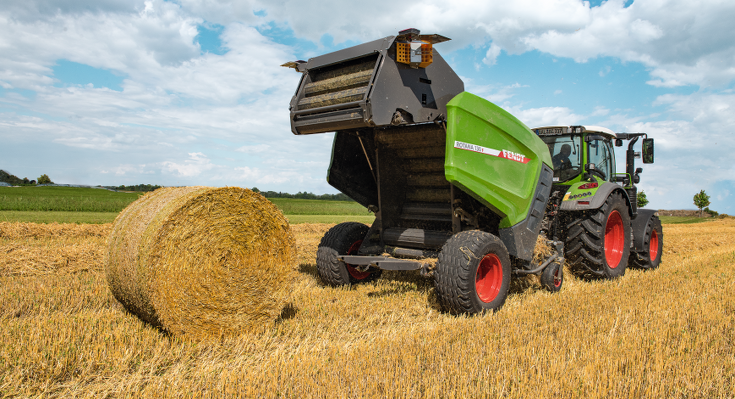 Fendt Rotana 130 F Xtra báláhzás közben a tarlón