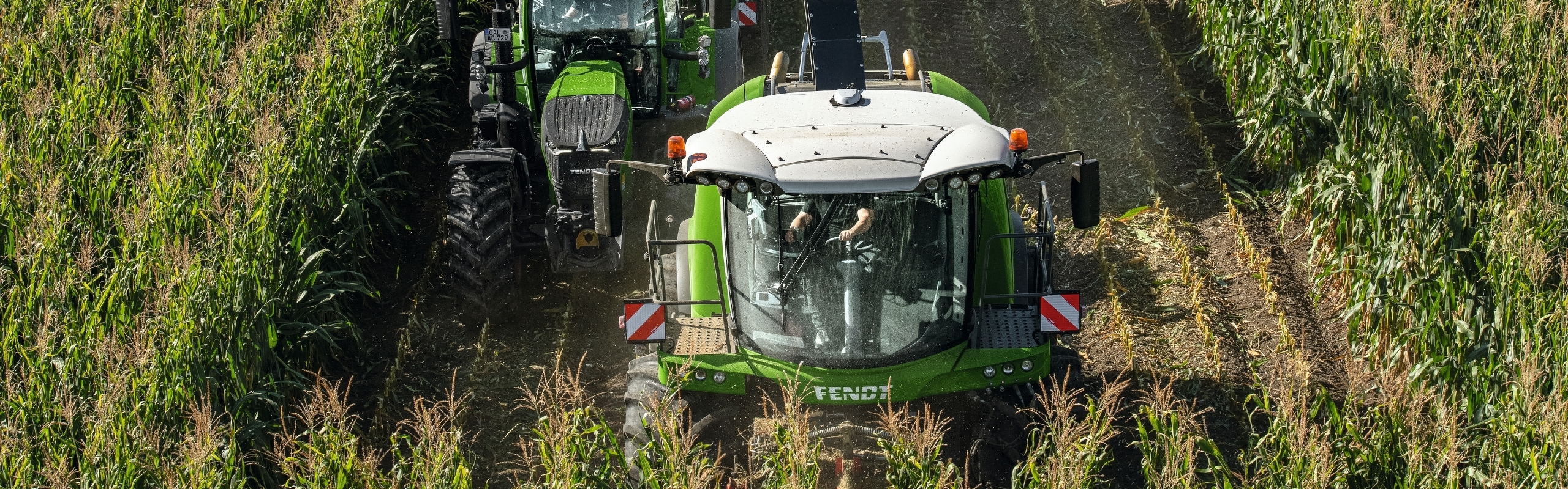 Fendt Katana egy Fendt traktor mellett egy kukoricaföldön madártávlatból