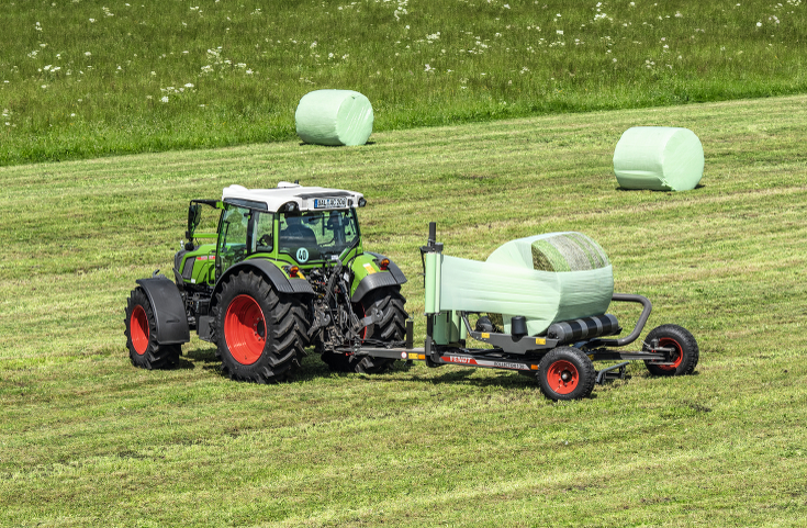 Fendt Rollector 130 működés közben füves területen