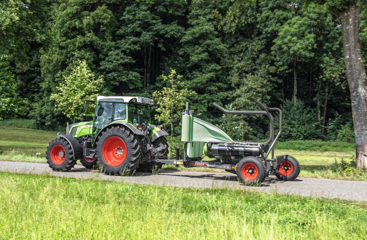 Egy Fendt Rollector 130 traktorral a földúton