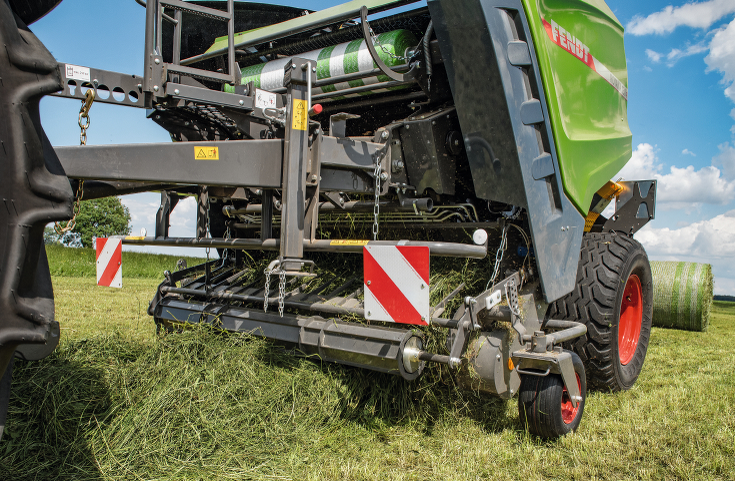 Fendt 130 F Xtra körbálázó akcióban