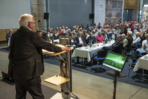 Numerous pensioners in the exhibition hall at the Fendt Forum in Marktoberdorf