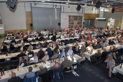 Numerous pensioners in the exhibition hall at the Fendt Forum in Marktoberdorf