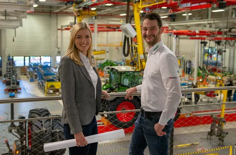 Two employees in the production hall