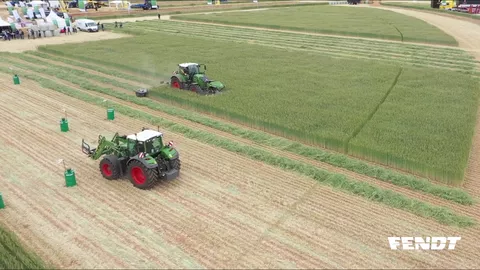 A Fendt 728 Vario and a Fendt 722 Vario Gen7 in the field - one mowing, one drivin in a maneuverability parcours