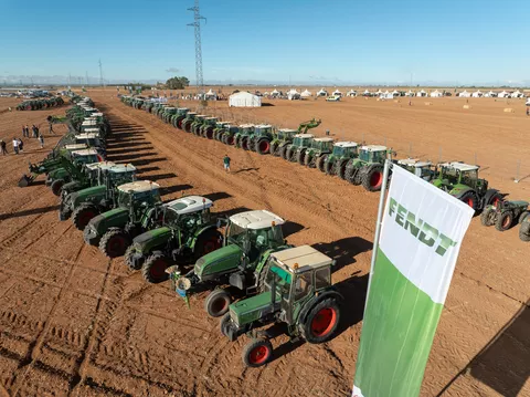 2 rows of Fendt tractors from different ages and series at the spanish field dayFendtgüinos 2024