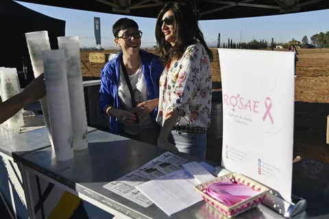 2 women from Rosae sellingups behind a counter at Fendtginos 2024