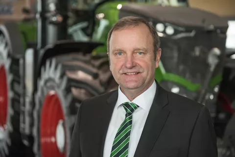 Andreas Loewel (Director Fendt Sales Germany) in front of a Fendt tractor