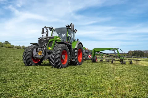 A Fendt 600 Vario working with a Fendt Former 920 C centre rake in tandem on grassland