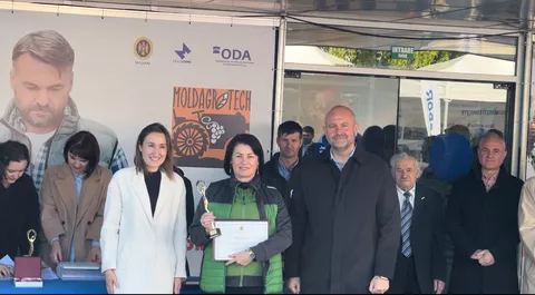 Vladimir Bolea (Minister of Agriculture of the Republic of Moldova) presents the Grand Prix for the Fendt 728 Vario to Diana Mamei (Director DiazTech)